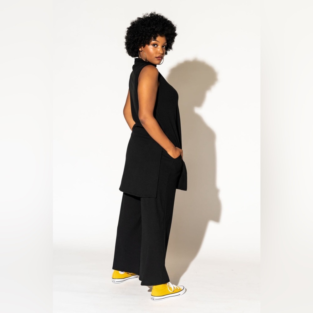 Dressed in Lala Gigi Sleeveless Ribbed Playsuit in Black - Picture 3 of 10